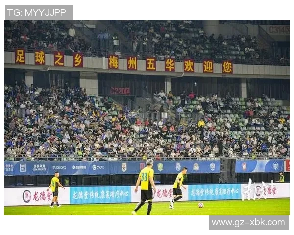 足球明星亲送球票到中国球迷狂欢共享激情时刻