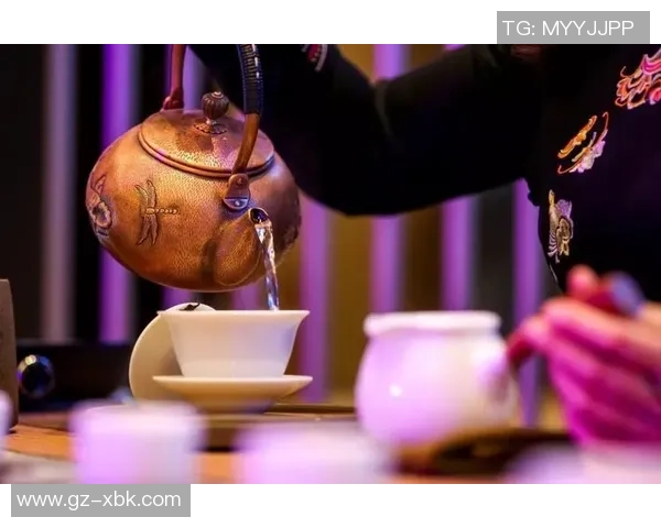 足球明星品茶时刻展现优雅风范与运动激情的完美结合